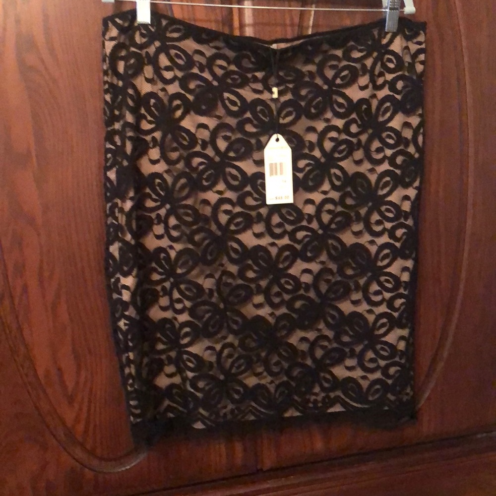 Side zip NWT Sophie max studio lace skirt black